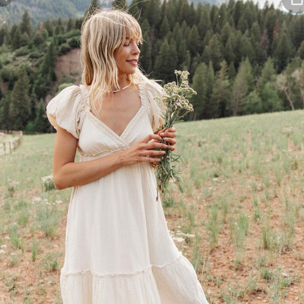 NEVER WORN . Olive and Paix Capulet Puff Sleeve Maxi dress womens